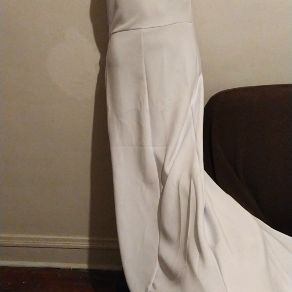 Wedding gowns white shoulder out zip on the side stretchable long length5 to 10